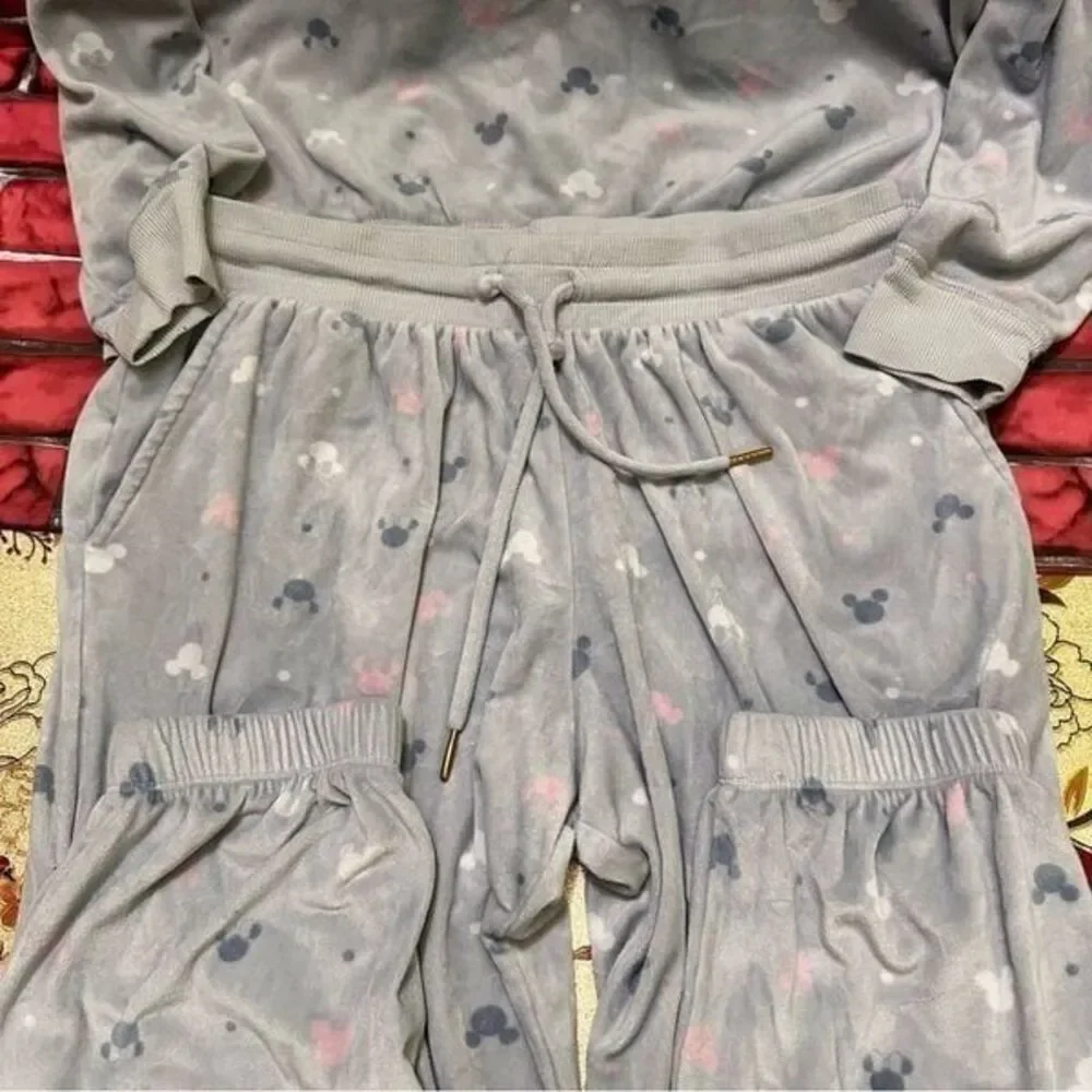 Disney Women’s fleece pajama set M